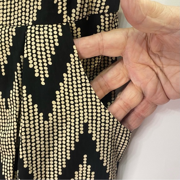 Stylish Sleeveless Mini Dress Small Embellished Neck
Peplum Design Side Pockets - Picture 6 of 12